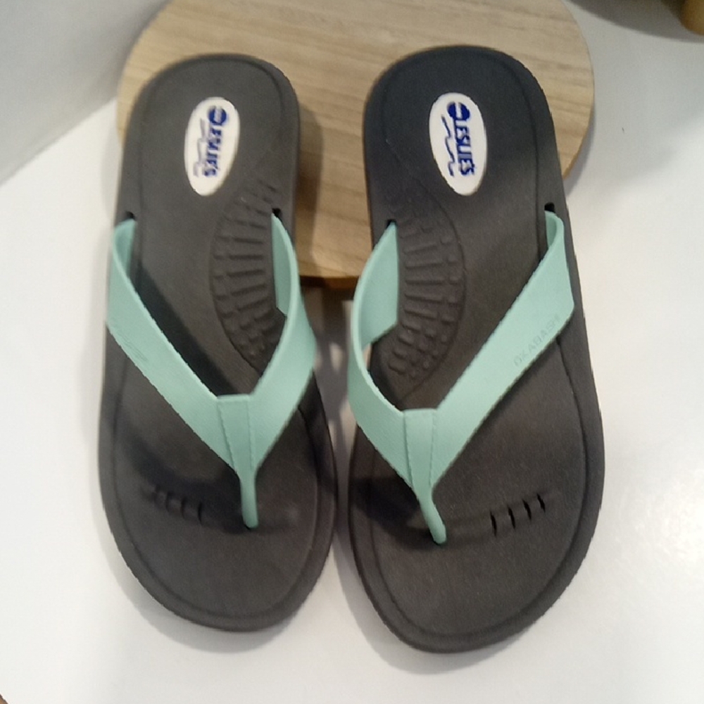 Okabashi Women's Flip Flops Size Small Charcoal and Mint Sandals